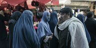Verschleierte Frauen und Männer in dichtem Gedränge auf einem Markt