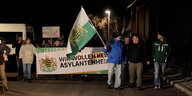 Demonstration mit grün-weißen Fahne und Transparent mit dem Wappen des sächsischen Königshauses.