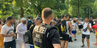 Polizisten stehen vor dem Eingang des Sommerbad in Neukölln