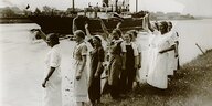 Eine historische Aufnahme von Schülerinnen der Frauenschule, die Schiffen zuwinken.
