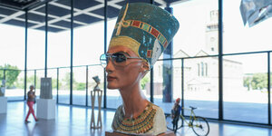 Kunstwerk in der Neuen National Galerie. Eine Büste mit großer Kopfbedeckung und einer Brille.
