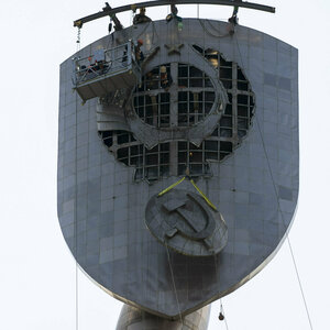 Das sowjetische Emblem vom Denkmal wird entfernt
