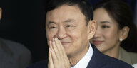 Thailands Ex-Premier Thaksin Shinawatra begrüßt am Dienstag seine Anhänger bei der Rückkehr aus dem Exil mit gefalteten Händen