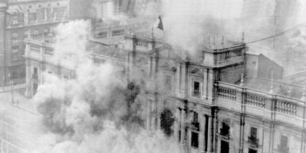 Blick auf das brennende Gebäude des Moneda-Palastes in der chilenischen Hauptstadt.