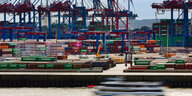 Hamburg Hafen: Wasser, Container, Kräne