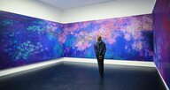 Ein junger Mann betrachtet bei der Vorbesichtigung in der Ausstellung „know thyself“ des Künstlers Ai Weiwei in der Galerie neugerriemschneider das Werk “Water Lilies“. Die Arbeiten aus Lego-Steinen sollen am 13.09.2023 im Rahmen der Berlin Art Week gezei