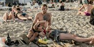 Strand von Odessa, im Vordergrund ein junges Paar - im Hintergrund andere Strandbesucher und Sonnenschirme mit Liegestühlen