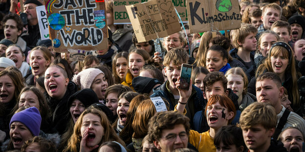 Junge Gesichter rufen etwas in einer Aktivistenmenge