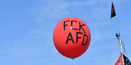 Roter Ballon mit Aufschrift "FCK AFD"