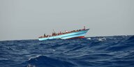 Boot mit flüchtenden Menschen im Mittelmeer