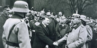 Hitler und Hindenburg reichen sich die Hände.