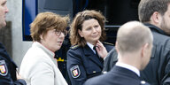 Die Leiterin der Polizeidirektion für Aus- und Fortbildung Maren Freyher steht neben der Innenministerin von Schleswig-Holstein Sabine Sütterlin-Waack.