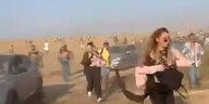 Menschen fliehen von einem Gelände in der Wüste Negev, audf dem ein Musikfestival stattfand