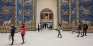 blaues Ischtar Tor im Pegamonmuseum mit Löwen und anderen Tierfabelwesen