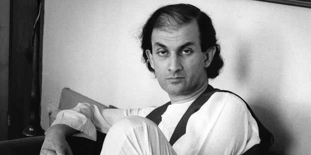 Portrait von Salman Rushdie, alte Schwarz-Weiß-Aufnahme