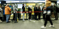 Menschen in Warteschlange vor BVG-Büro