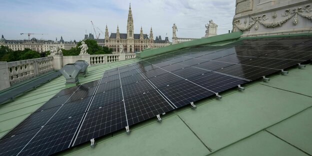 Im Juni 2023 wurde die Photovoltaikanlage auf dem Dach des Burgtheaters in Betrieb genommen