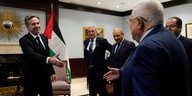 Antony Blinken, links im Bild, und Mahmoud Abbas, rechts im Bild, kurz vor dem Handschlag