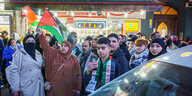 Menschen mit palestinensischen Fahnen auf einer Straße