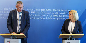 Jürgen Peter, Vizepräsident beim Bundeskriminalamt, und Innenministerin Nancy Faeser bei einer Pressekonferenz.