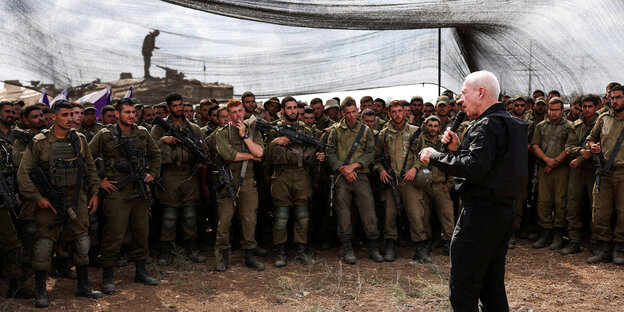 Yoaw Gallant spricht mit Mikrofon zu einer Gruppe Soldaten