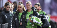 Wolfsburgs Mannschaft mit Alexandra Popp geht zur Spielerinnenbank. Die Fußballerinnen des VfL Wolfsburg haben in der Champions League eine ganz bittere Enttäuschung erlebt.