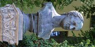 Steinerner Männerkopf vor Efeu, um 90 Grad nach rechts gedreht: Denkmal Jakob Friedrich Fries' von Robert Härtel in Jena