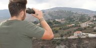 Ein Mann schaut aus der libanesischen Marjayoun-Gegend auf die israelische Seite