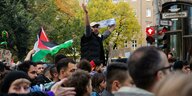 Menschen bei einer pro-palästinensischen Demonstration in Kreuzberg