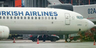 Ein Flugzeug von Turkish Airlines und das Auto eines Geiselnehmers auf dem Flughafen Hamburg