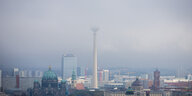 Der Berliner Fernsehturm verschwindet in tief hängenden Wolken