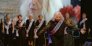 Teilnehmerinnen des Schönheitswettbewerbs "Miss Holocaust Survivor" stehen au einer Bühne.