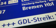 Anzeigetafel der Bahn auf der ein GDL-Streik angekündigt ist