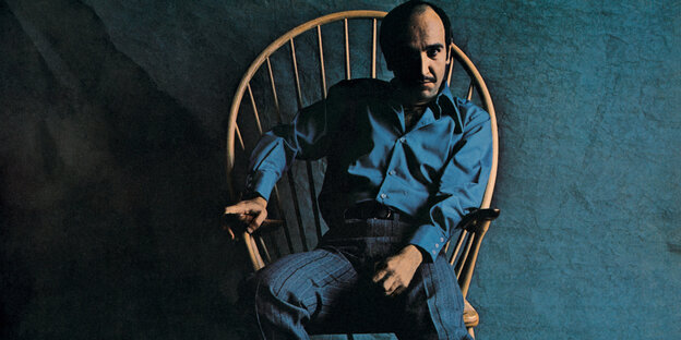 Joao Donato sitzt lässig auf einem Holzsessel, hinten ist eine blaue Wand. Original Cover-Abbildung von 1970