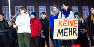 Menschen stehen auf dem Goseriedeplatz in Hannover. Der Schriftzug "Keine mehr" ist auf einem Plakat zu lesen.