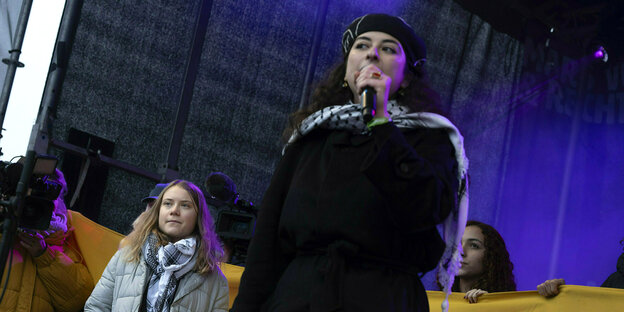 Die schwedische Klimaaktivistin Greta Thunberg (l) steht neben der Palästina-Aktivistin Sara Rachdan auf der Bühne in Amsterdam