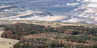 Der Tagebau Hambach und der Hambacher Forst aus der Vogelperspektive betrachtet.