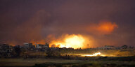 Flammen steigen in den dunklen Himmel nach einem israelischen Luftangriff in Gaza