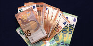 Viele Euro-Scheine vor schwarzem Hintergrund