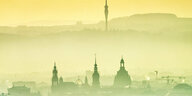 Blick über Dresden im Nebel, am Horizont der Fernsehturm