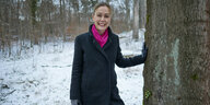 Manja Schreiner steht im schneebedeckten Wald