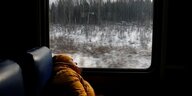 Ein schlafender Passagier in einem Zug