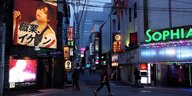 Straßenszene im nächtlichen Tokio