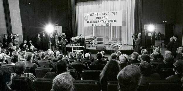 Blick in einen Zuschauerraum, auf der Bühne Außenminister Klaus Kinkel
