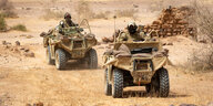2 militärische Quads mit Uniformierten in der Wüste