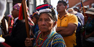 Eine indigene Frau in einer Protestgruppe