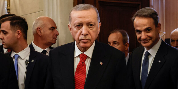 Der türkische Präsident Tayyip Erdogan im schwarzen Anzug mit roter Krawatte