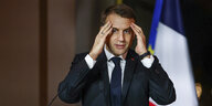 Emmanuel Macron fasst sich an den Kopf