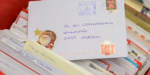 Ein Brief an den Weihnachtsmann liegt im Briefzentrum Pattensen in der Region Hannover.