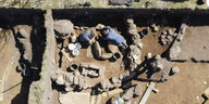 Blick von oben auf eine archäologische Ausgrabung